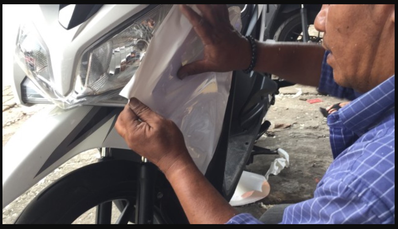 Cara Aman Menghilangkan Bekas Lem Stiker atau Skotlait pada Bodi Motor