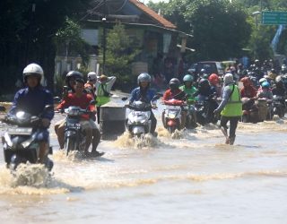 Motor melewati banjir