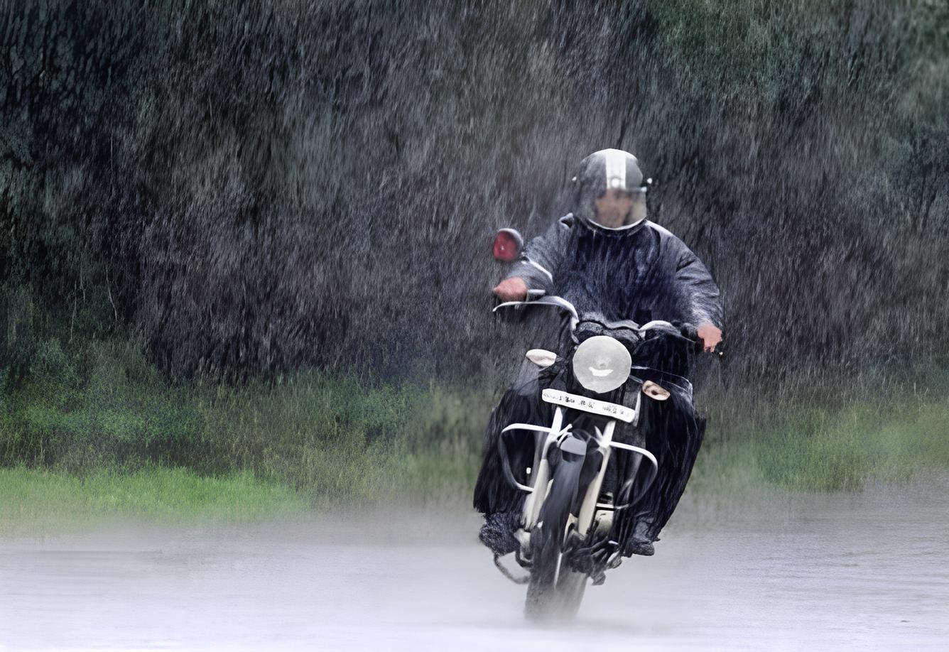 Tips Berkendara Aman di Musim Hujan Jaga Jarak, Periksa Kendaraan, dan Teknik yang Tepat