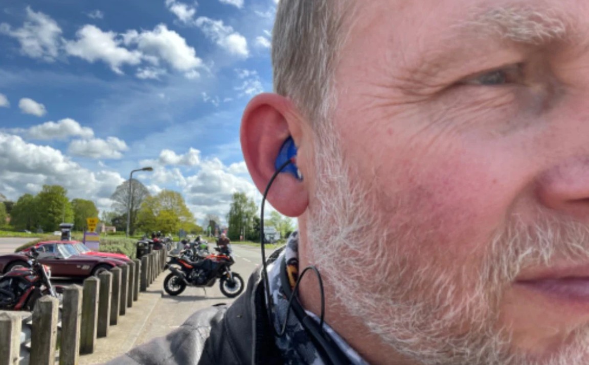 Apakah boleh memakai headset saat berkendara